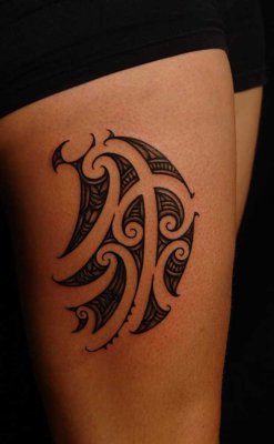  Tatouage maori, polynésien de petite taille sur le coté de la cuisse d'une femme